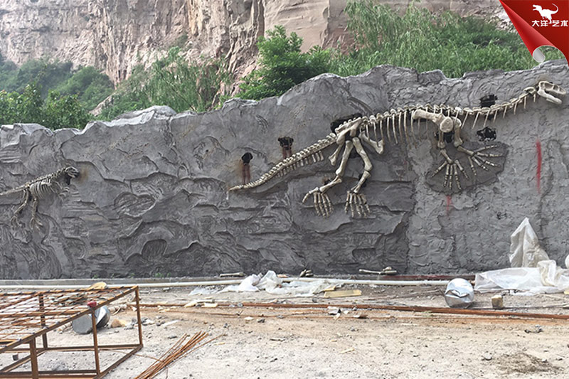 恐龙化石骨架，嵌入墙壁的恐龙化石挖掘模型
